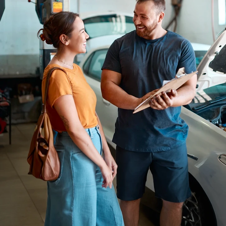 Femme, mécanicien et contrat de signalisation dans l'atelier de réparation automobile, facture et service pour l'entretien de la voiture
